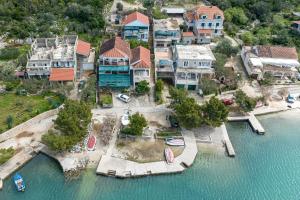 普特尼科维奇Apartments by the sea Luka Dubrava, Peljesac - 13632的水面上岛上房屋的空中景观