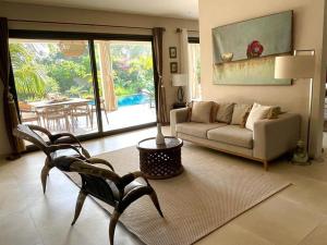 恩加帕鲁Villa YEMAYA - Villa d'hôtes的客厅配有沙发和桌子