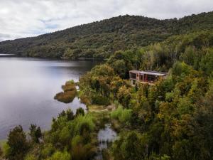 琼奇Casas Martín Pescador, Lago Huillinco, Chiloe的山 ⁇ 湖畔的房子