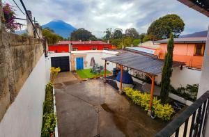 危地马拉安地瓜Blue Moon Hostel的享有带庭院的房屋的空中景致
