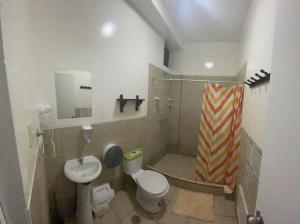 曼克拉Loki del Mar的一间带卫生间和水槽的浴室