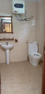 和平Quế Homestay的一间带卫生间和水槽的浴室