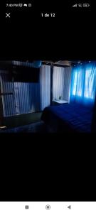 洛斯安赫莱斯Hostal NFrocket的一间卧室配有一张蓝色的灯光床