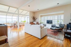 旧金山Dreamy 3-Story House : Sunroom + City Skyline View的客厅配有白色的沙发和桌子