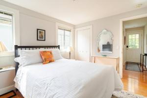 旧金山Dreamy 3-Story House : Sunroom + City Skyline View的卧室配有白色床单和白色大床