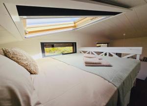 亚力卡瓦克Tiny House Yalikavak Natural Garden的卧室配有一张白色大床和天窗