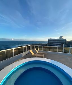 萨尔瓦多Vista Mar Apartamento em Armação的游轮甲板上的游泳池