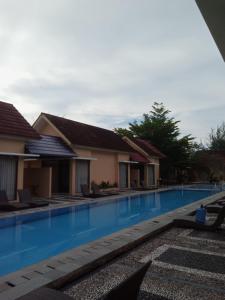 New Belitung Holiday Resort内部或周边的泳池