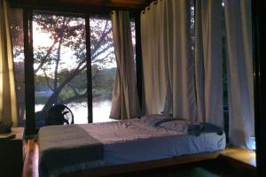 格拉纳达Isla Mirabel, a unique private island experience!的卧室在窗户前配有一张床