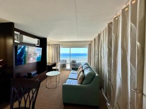 檀香山Serenity Waikiki ! Luxury Ocean Suite !的带沙发和电视的客厅