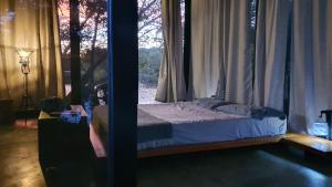 格拉纳达Isla Mirabel, a unique private island experience!的卧室在窗户前配有一张床