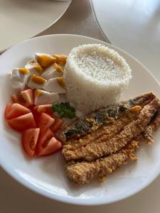 达沃市AEON SUITES STAYCATION manage by ARIA HOTEL的米饭和蔬菜的白盘食物