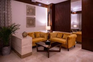 奈季兰فندق سمو ان - Sumo inn Hotel的客厅配有沙发和桌子