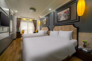 河内Bella Premier Hotel & Rooftop Skybar的酒店客房设有两张床和电视。