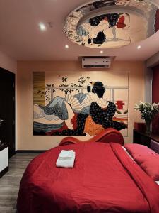 河内69 Boutique by Minova的卧室配有红色的床和墙上的绘画