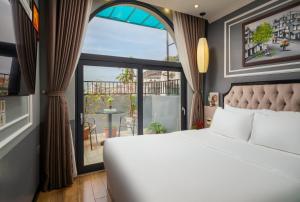 河内Bella Premier Hotel & Rooftop Skybar的一间卧室设有一张床和一个大窗户