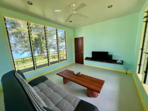 卢甘维尔Lapita Beach Aore Island Vanuatu的带沙发和咖啡桌的客厅