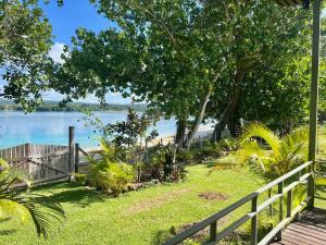 卢甘维尔Lapita Beach Aore Island Vanuatu的从房子的门廊上可欣赏到海滩景色