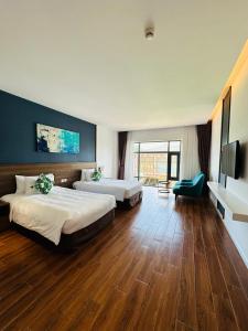 后川Le Palmier Ho Tram Resort的酒店客房设有两张床和一台平面电视。