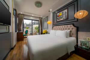 河内Bella Premier Hotel & Rooftop Skybar的一间带白色大床的卧室和一间客厅
