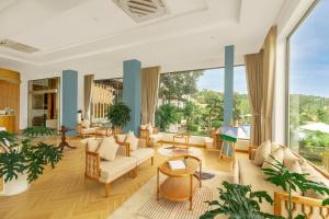 富国Tom Hill Boutique Resort & Spa的客厅配有家具和大窗户