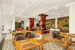 富国Tom Hill Boutique Resort & Spa的一间设有木桌和椅子的餐厅