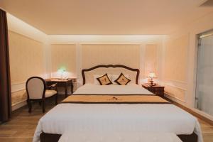 海阳Asean Hotel的一间卧室配有一张大床和两个枕头
