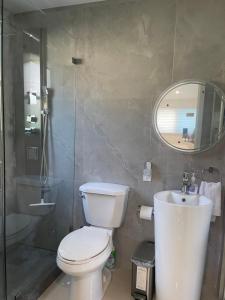 达尼亚滩Comfy studio的一间带卫生间、水槽和镜子的浴室