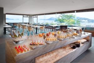 鸟羽图巴国际酒店的餐厅提供的开胃菜和甜点自助餐