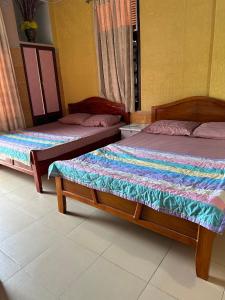 美奈San Vuon Guesthouse的配有两张床的客房内。