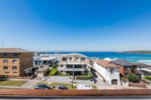 悉尼Stunning Maroubra Beachview Apt with Parking的阳台享有海景。