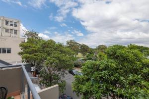 悉尼Treetops Camperdown Inner City Bliss w Parking的从大楼的阳台上可欣赏到公园景色