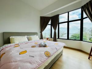 Kampong Pantai DusunNetflix-Seaview-SunsetView-PuteriBeach-Mutiara Beach Resort Melaka的一间卧室,床上放着两只动物