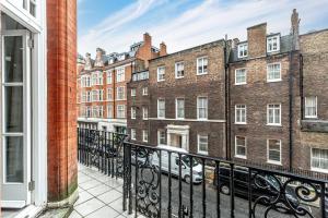 伦敦Green Street Residences by Q Apartments的阳台享有建筑景观。