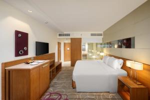 曼谷盛泰澜曼谷拉普崂中央广场酒店的酒店客房设有一张大床和一台电视。