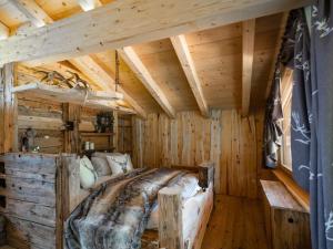 格伦Lush holiday home with sauna的小木屋内的卧室配有一张大床