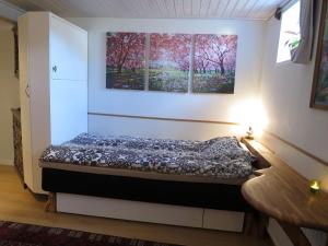 胡丁厄Unique homestay的一张小床,位于带两个窗户的房间