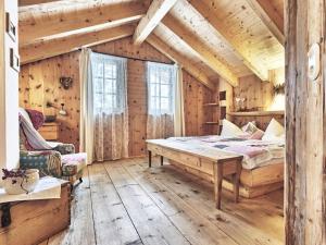 格伦Rustic holiday home with sauna的一间卧室设有一张床和木制天花板
