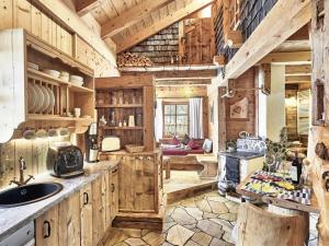格伦Rustic holiday home with sauna的小木屋内的厨房,配有水槽