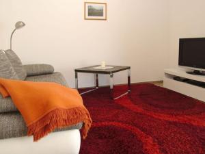 SteinachRebenrain Comfortable holiday residence的客厅配有沙发和带电视的桌子