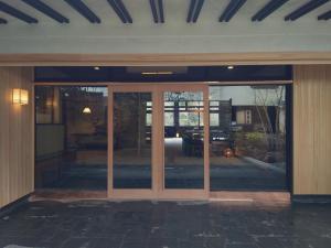 箱根Hoeiso的进入带滑动玻璃门的大楼
