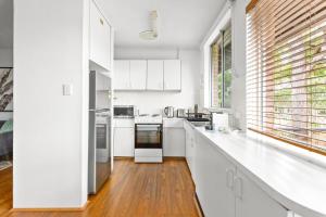 Sleek 2-Bed Unit in Quiet Street by Belmore Park DUPLICATE的厨房或小厨房