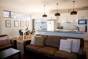 AlonnahCouples Getaway on Bruny Island的带沙发的客厅和厨房