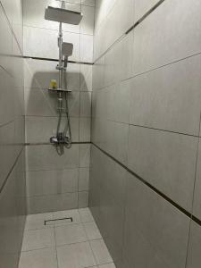 麦地那شقق جيهان الخاصة的浴室设有白色瓷砖和淋浴。