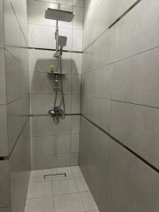 麦地那شقق جيهان الخاصة的带淋浴喷头的浴室