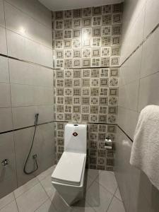 麦地那شقق جيهان الخاصة的白色的浴室设有卫生间和淋浴。