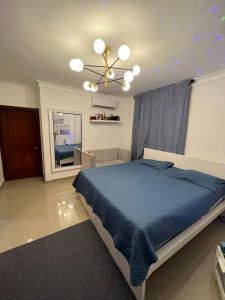 La GrúaLagrande Home的一间卧室设有蓝色的床和天花板