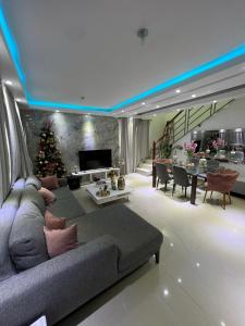La GrúaLagrande Home的带沙发和圣诞树的客厅