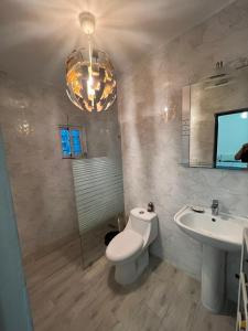 La GrúaLagrande Home的一间带卫生间、水槽和吊灯的浴室