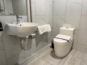 罗托鲁瓦AWA Hotel的白色的浴室设有水槽和卫生间。